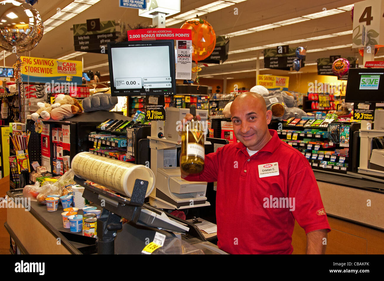 Mann Supermarkt Kasse Lebensmittelgeschäft Kalifornien Vereinigte Staaten Stockfoto
