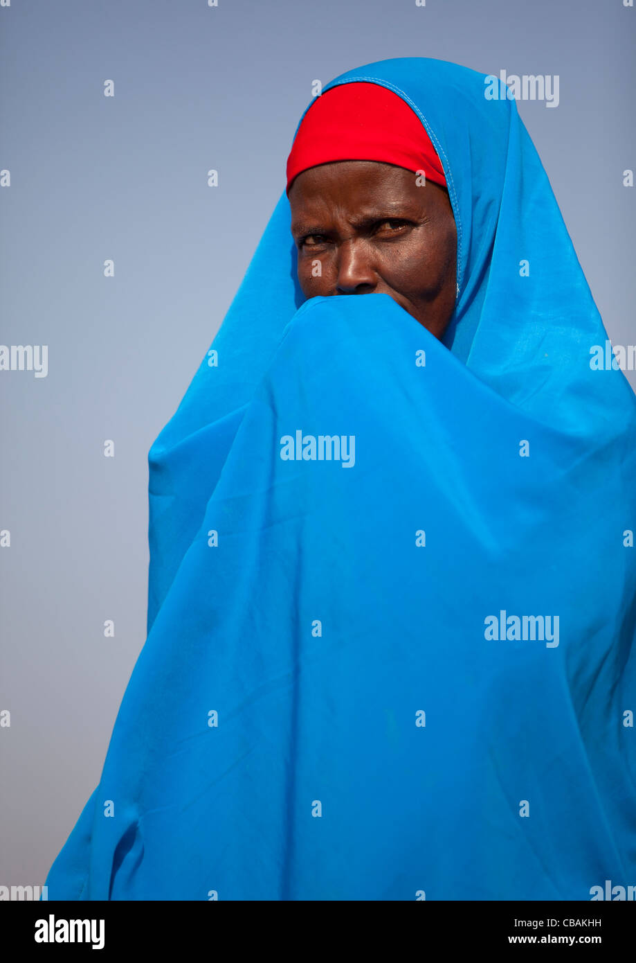 Blaue und rote Schleier Kopf und Schultern der Afrikanerin, Burao, Somaliland Stockfoto