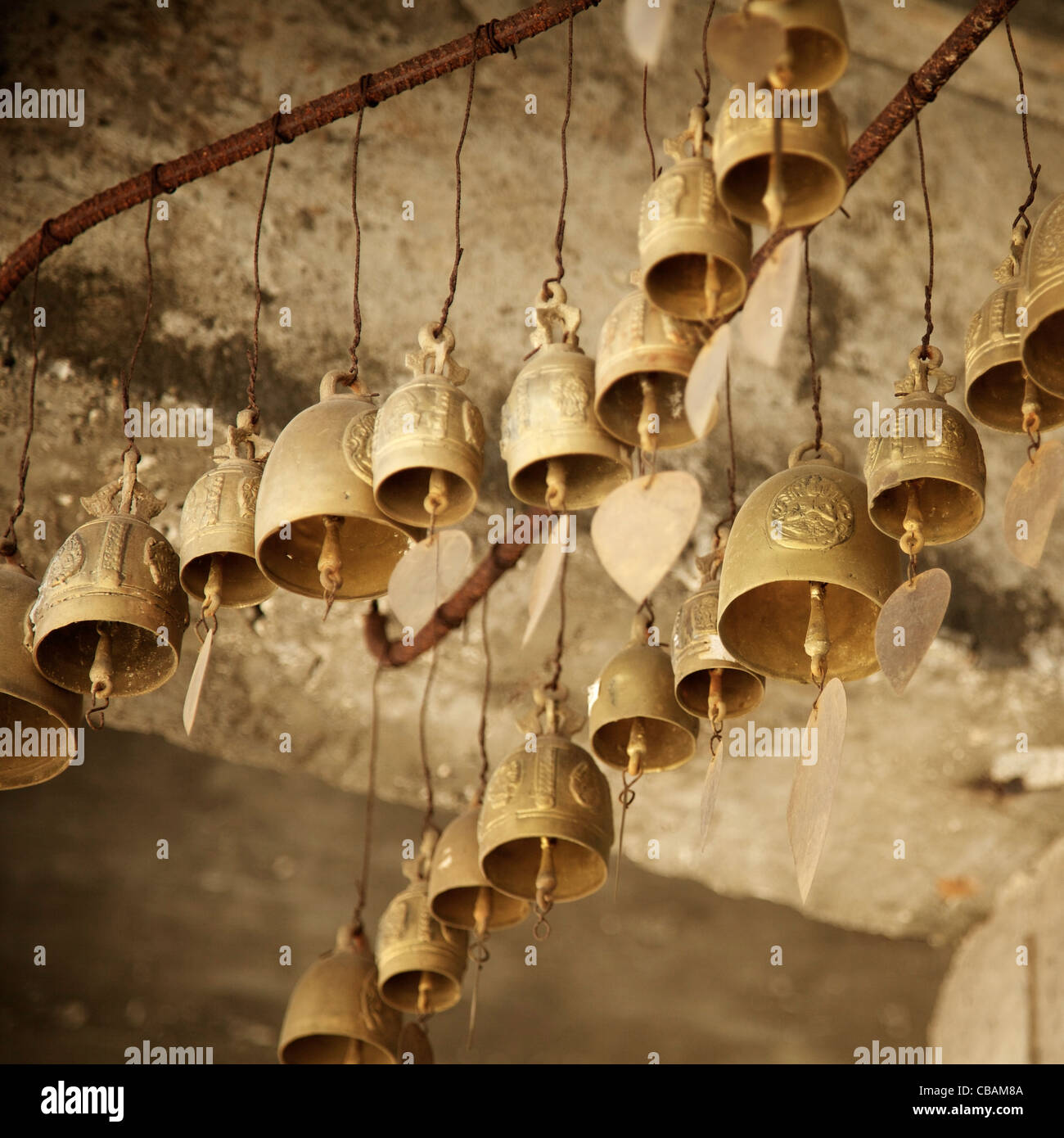 Glocken im Inneren des buddhistischen Klosters. Quadratische Komposition. Stockfoto
