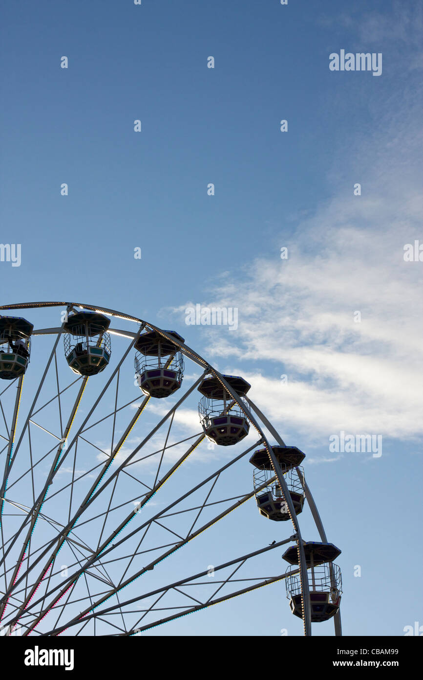 Teilansicht des großen Riesenrad gegen blauen Himmel und leichte Wolken im Hintergrund. Stockfoto