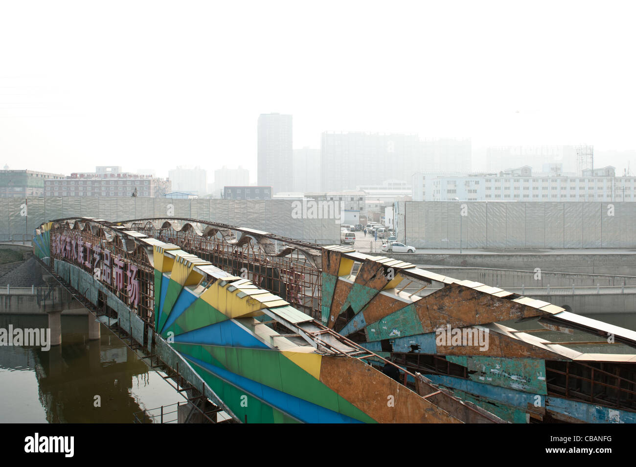 Brücke über den Fluss TongHuiHe, südlich von Pekings Central Business District. Stockfoto