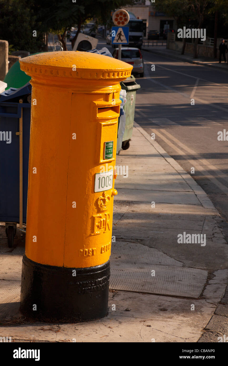 Gelbe britische Post Box, Nikosia, Zypern.  Links aus der Kolonialzeit. Stockfoto