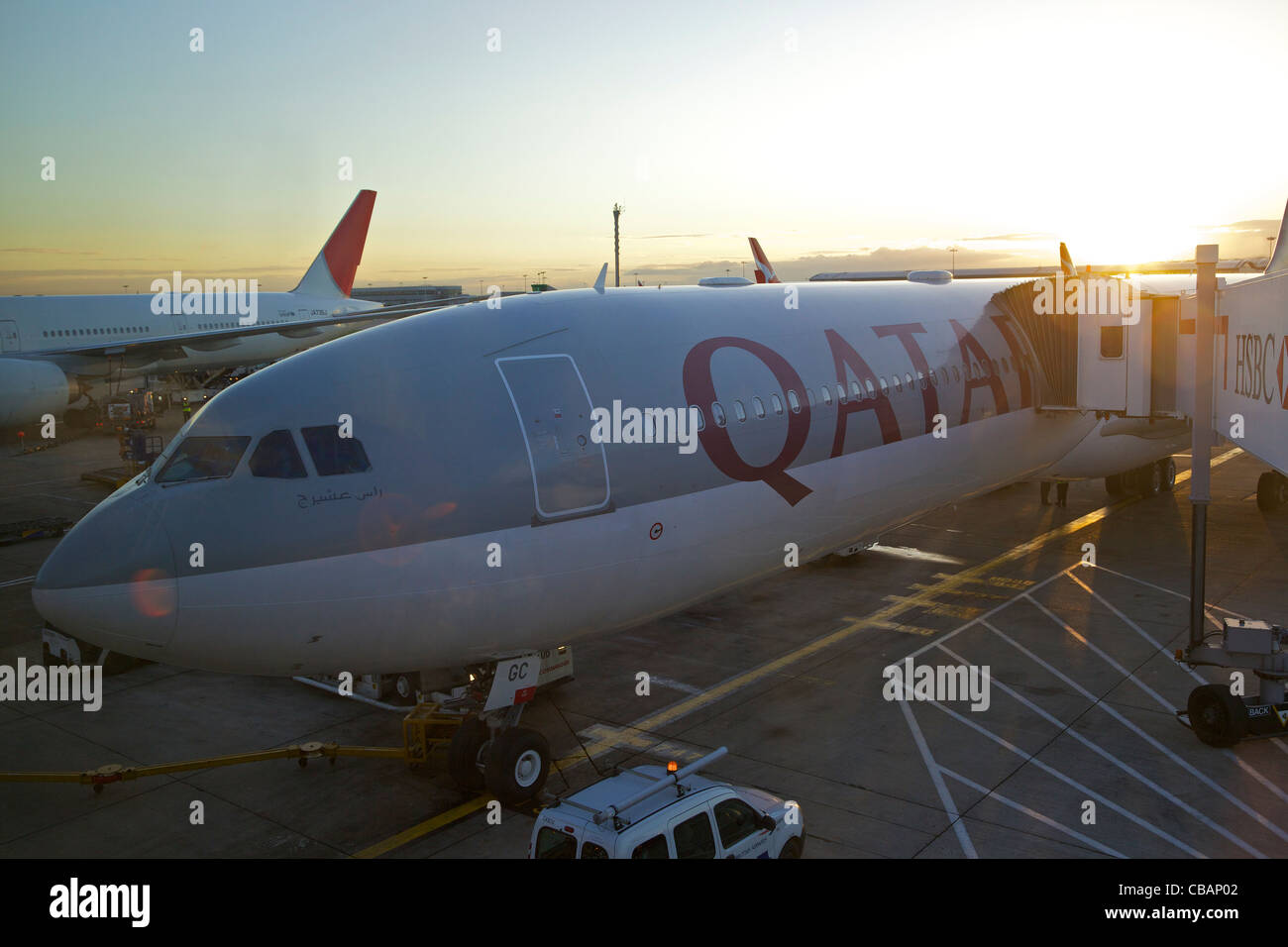 Qatar Airways Airbus A330 Flugzeug geparkt auf Stand am Flughafen Heathrow, London, UK, Vereinigtes Königreich, GB, Großbritannien, Brite/Britin Stockfoto