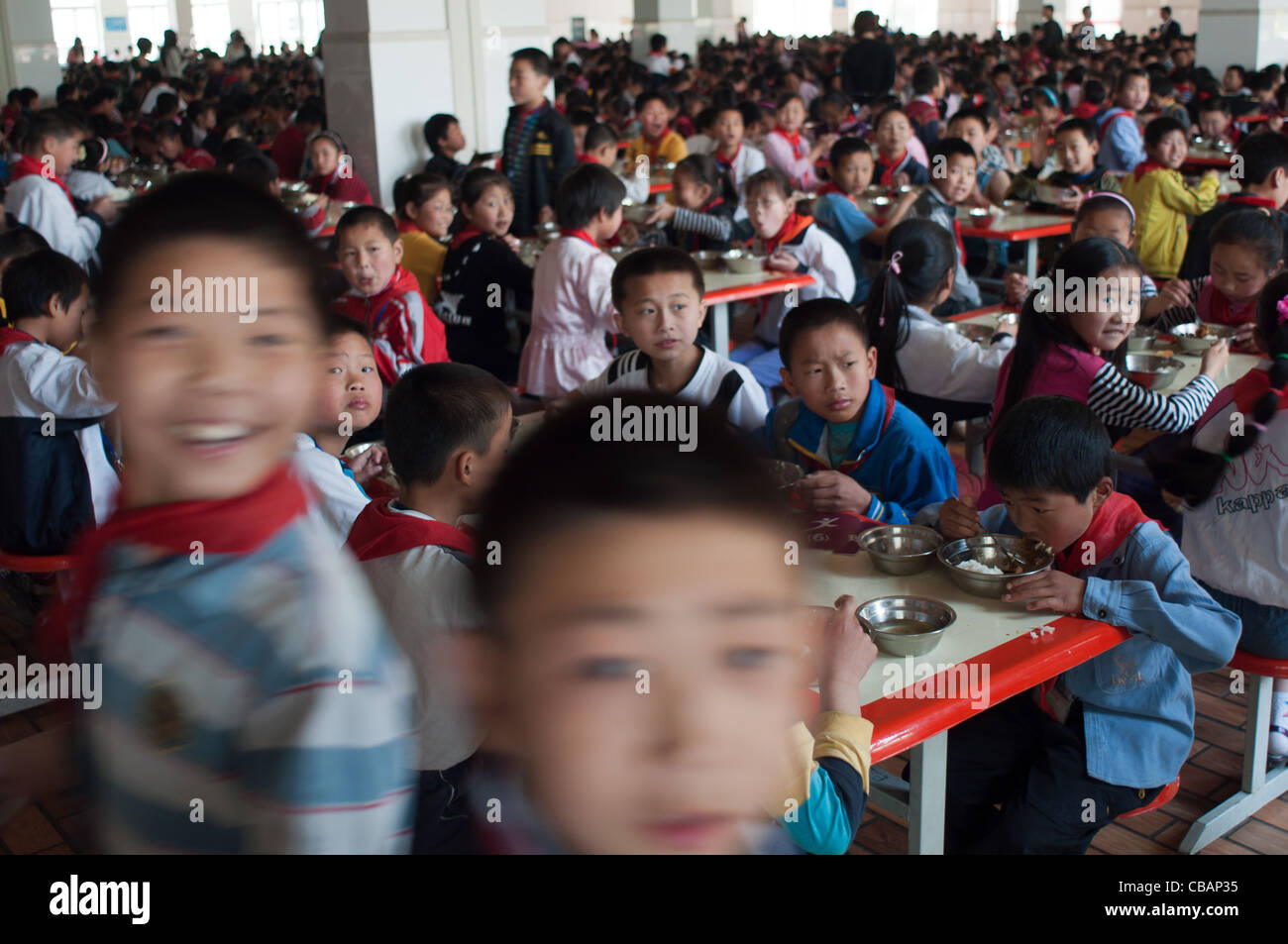 Mittagessen in der Grundschule Huaxi, Huaxi Village, Jiangsu, China Stockfoto