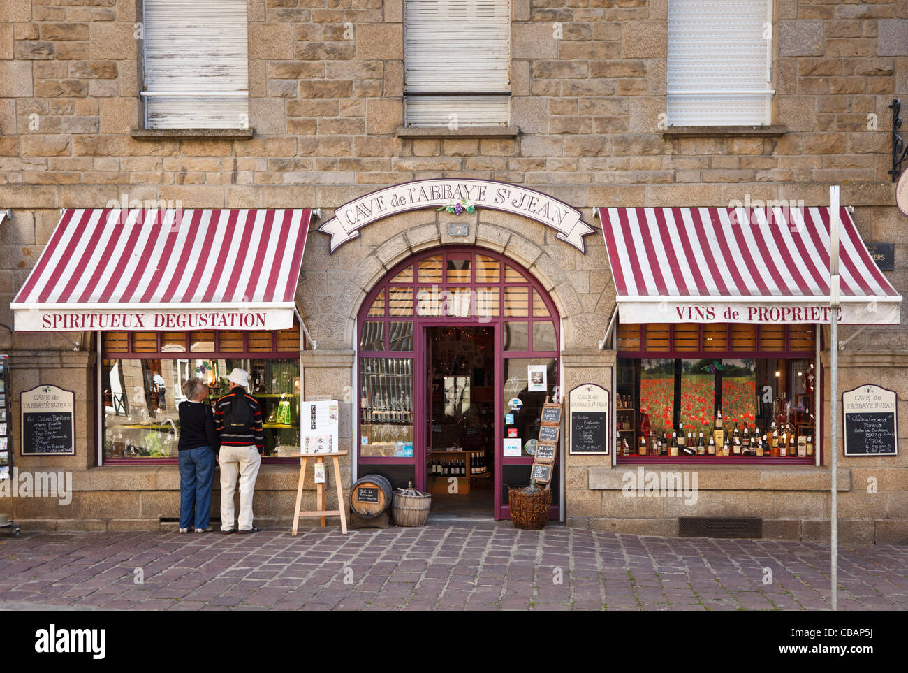 Weinhändler-Shop in St Malo, Bretagne, Frankreich Stockfoto