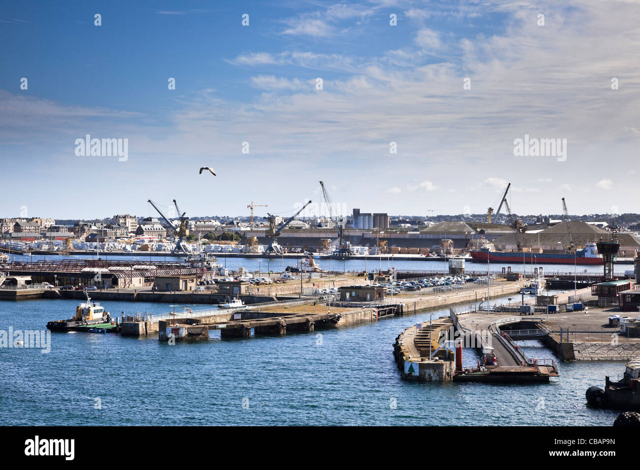 Hafenanlagen und Hafenviertel im Hafen von Saint Malo, Bretagne, Frankreich Stockfoto