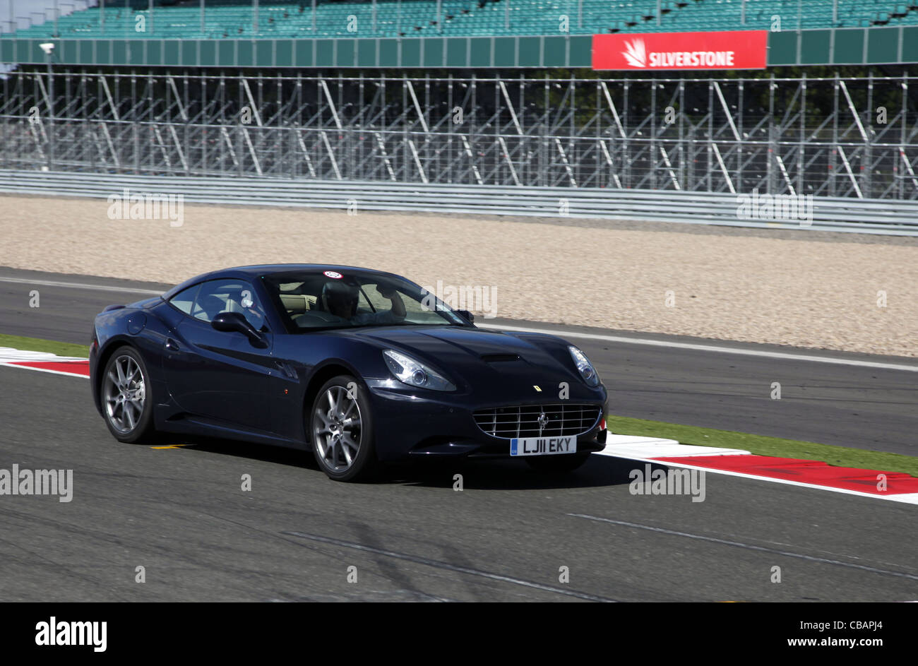 BLAUE FERRARI CALIFORNIA CAR SILVERSTONE CIRCUIT ENGLAND 14. September 2011 Stockfoto