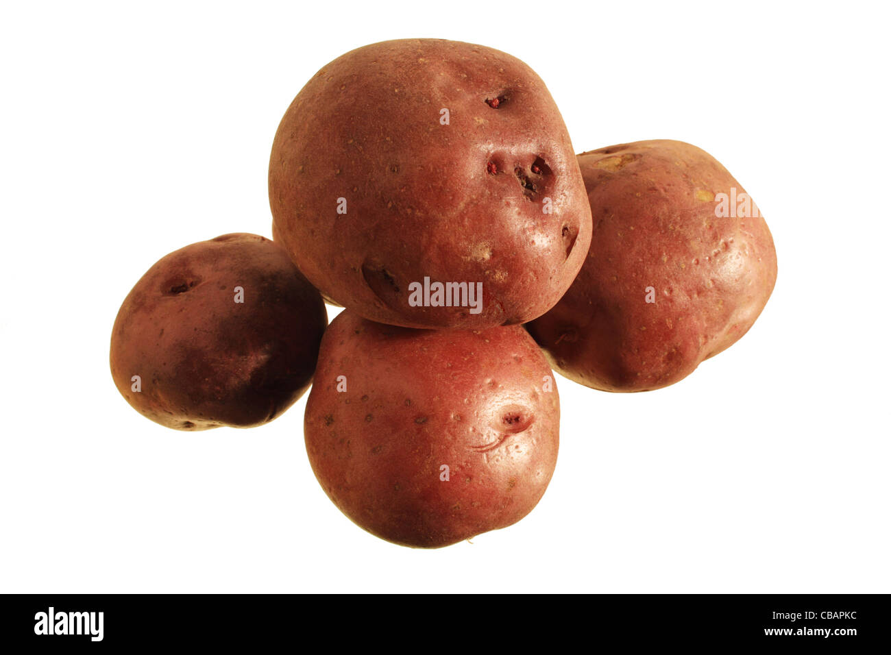 Haufen von rot oder neuen Kartoffeln isoliert auf weißem Hintergrund Stockfoto