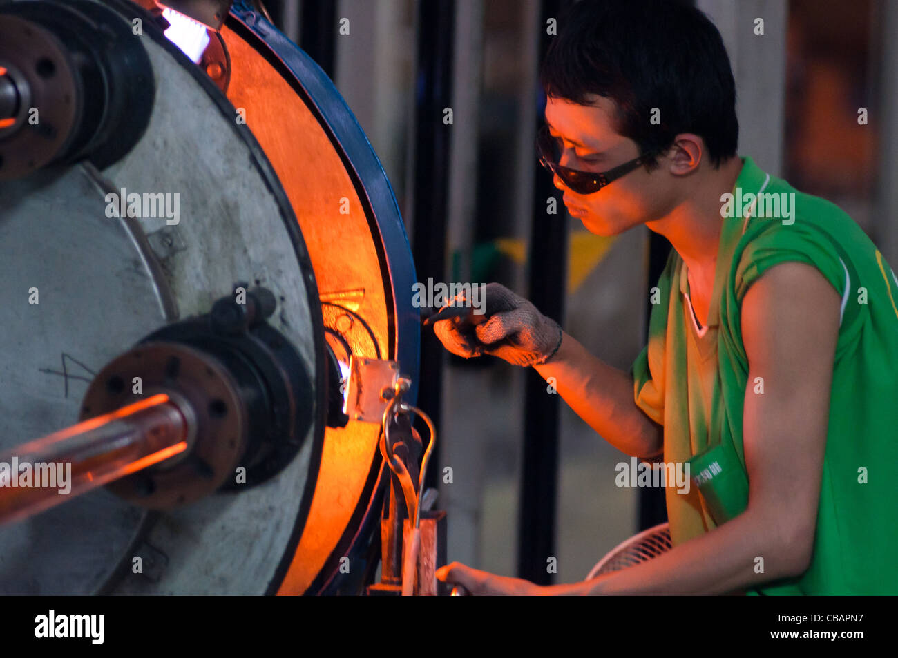 Ein Arbeiter in der Himin Solar Corporation, einem chinesischen Werksführer bei der Herstellung von Solarwasserheizungen. China Solar Valley, Dezhou, Shandong, China Stockfoto