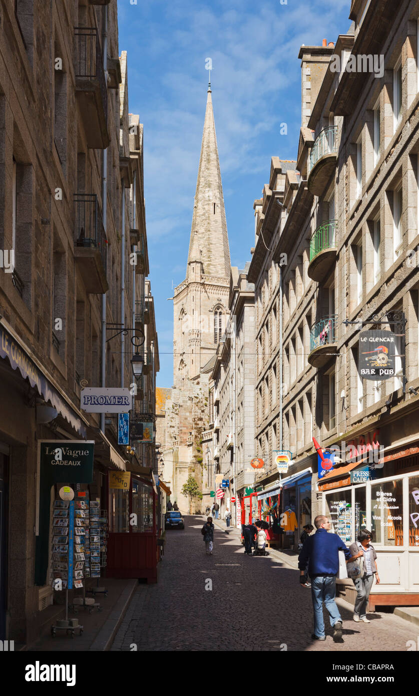 Käufer in einer Einkaufsstraße im Zentrum von St Malo, Bretagne, Frankreich Stockfoto