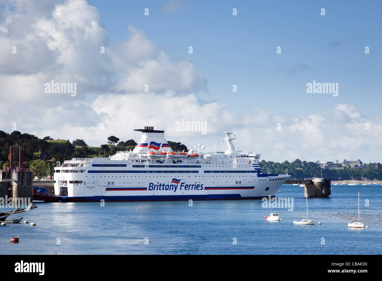 Angedockt Brittany Ferries Autofähre - die Bretagne - vertäut am St Malo, Frankreich Stockfoto