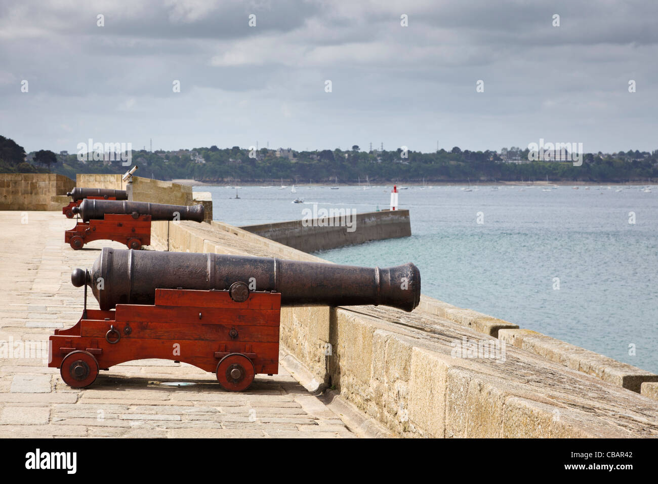 Kanonen an den Wänden bei St Malo, Bretagne, Frankreich Stockfoto