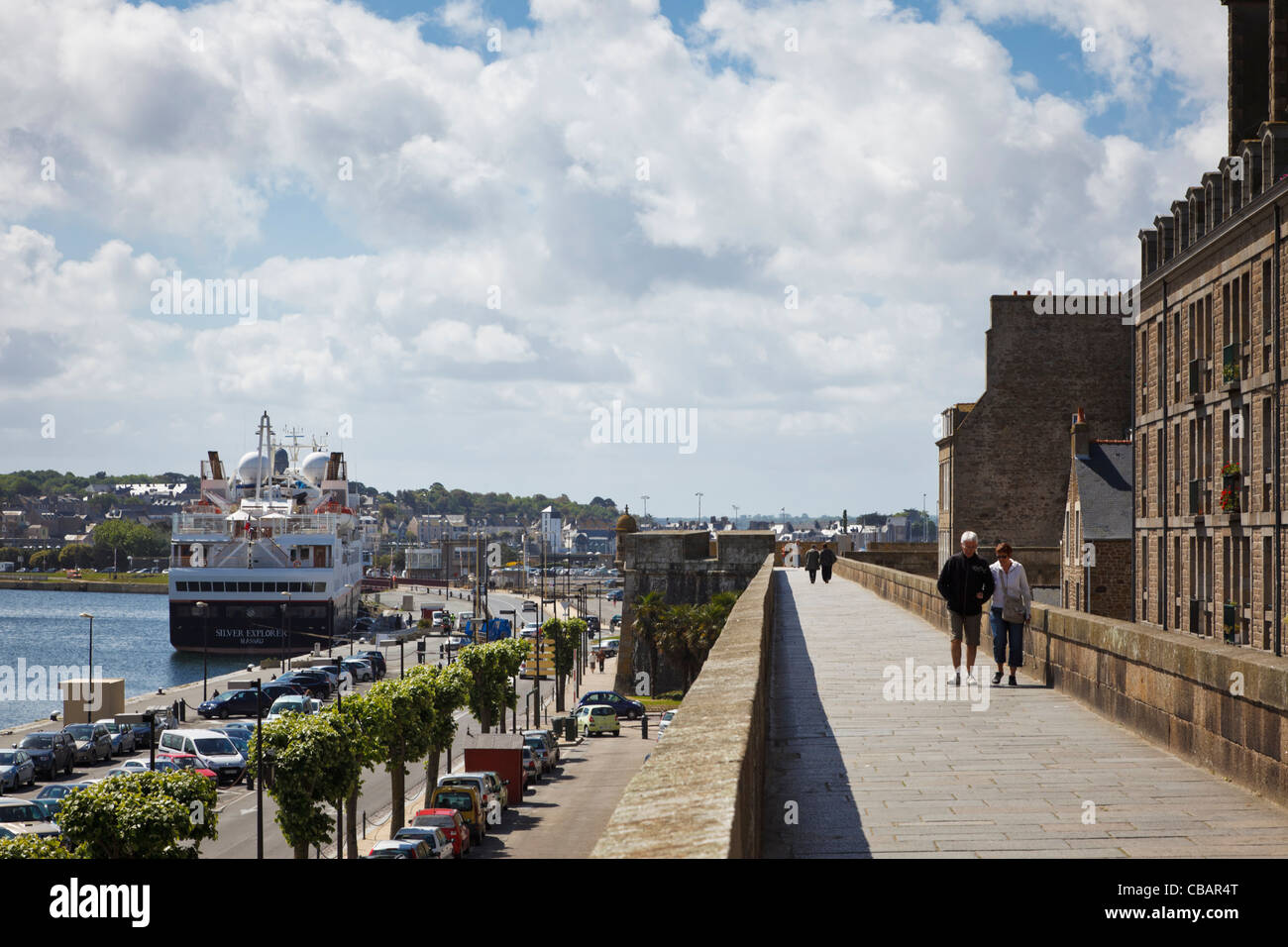 Saint Malo, Bretagne, Frankreich - Menschen auf der Stadtmauer von St Malo. Stockfoto