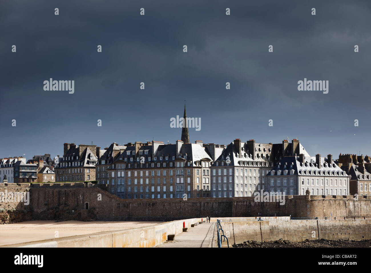 Bretagne, Frankreich - Saint Malo oder St Malo vom Hafen Wände, Bretagne, Frankreich Stockfoto