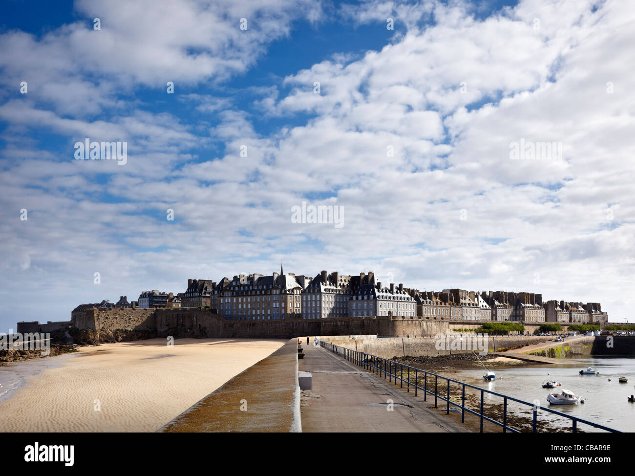 St Malo - Saint Malo, Bretagne, Frankreich - Blick auf die Stadt und Strand vom Hafen Wände Stockfoto