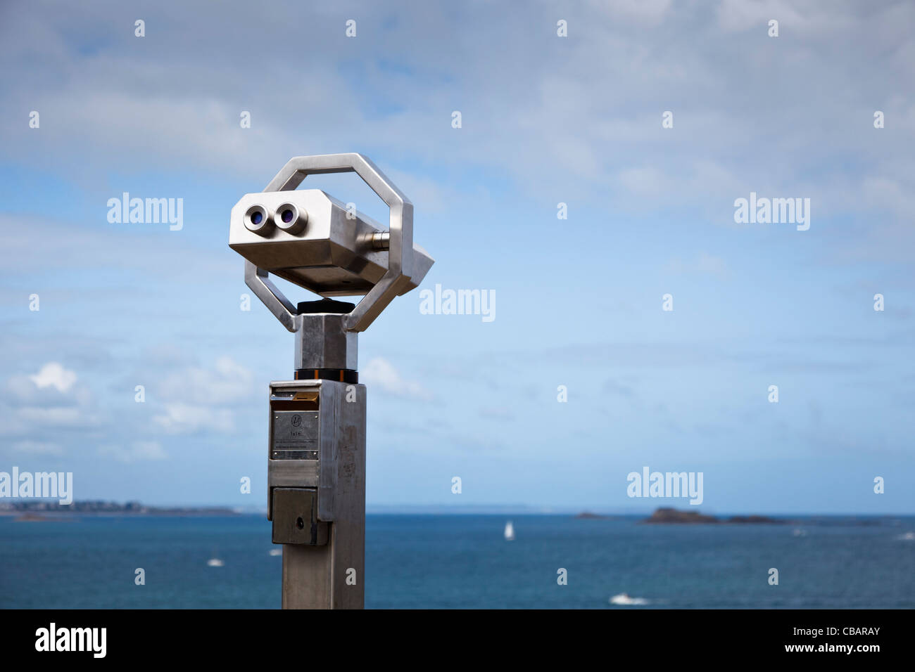 Teleskop mit Blick auf die Bucht in einer Küstenstadt in Frankreich Stockfoto