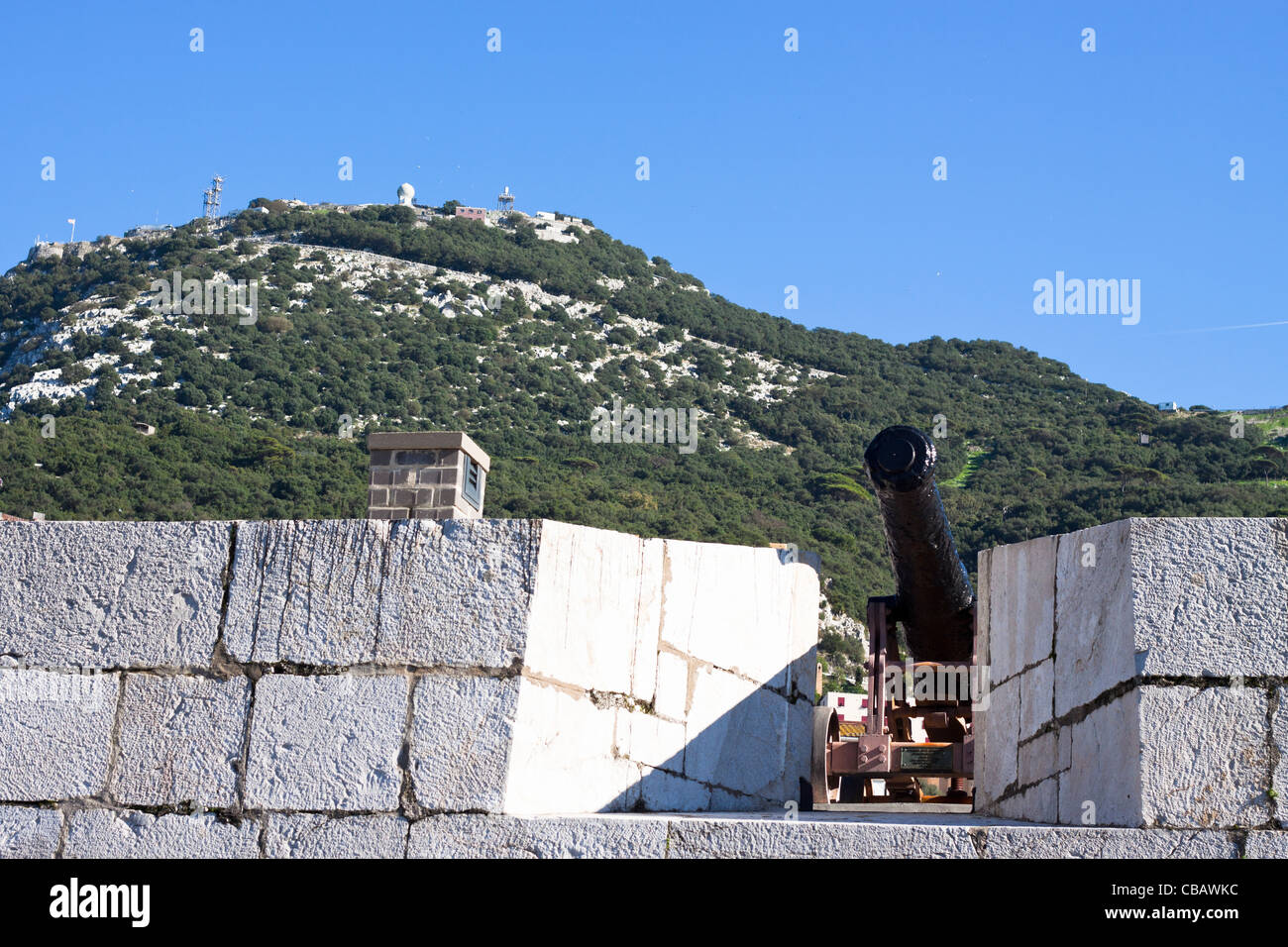 Felsen von Gibraltar und Befestigung mit Kanone. Stockfoto