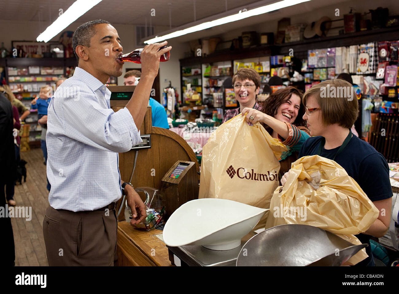 Präsident Barack Obama hält für ein alkoholfreies Getränk während eines Besuchs in Mast General Store Oktober 17, 2011 in Boone, NC. Obama beendet auf der American Jobs Act-Bus-Tour. Stockfoto