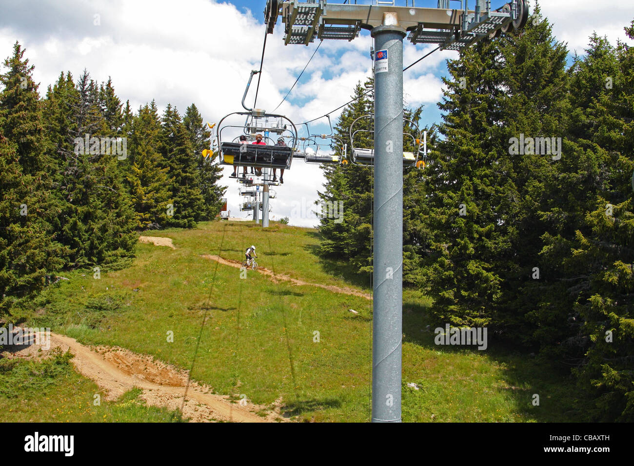 Les Saisies, Savoie (Savoyen), Frankreich, Französische Alpen. Skilift im Sommer. Stockfoto