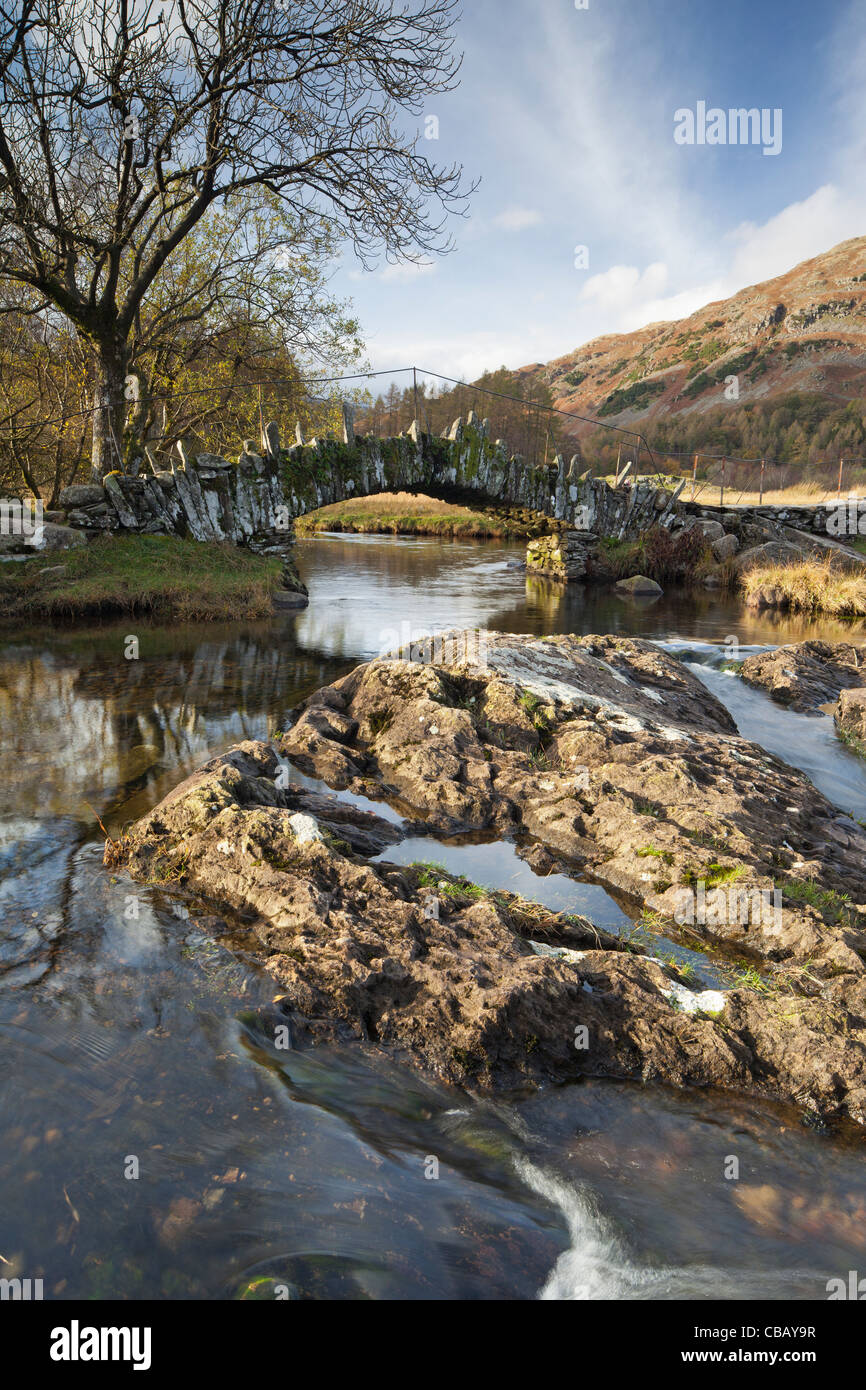 Der Fluß Brathay Slater oder Kellerasseln Brücke, kleine Langdale, Lake District, Cumbria, UK Stockfoto