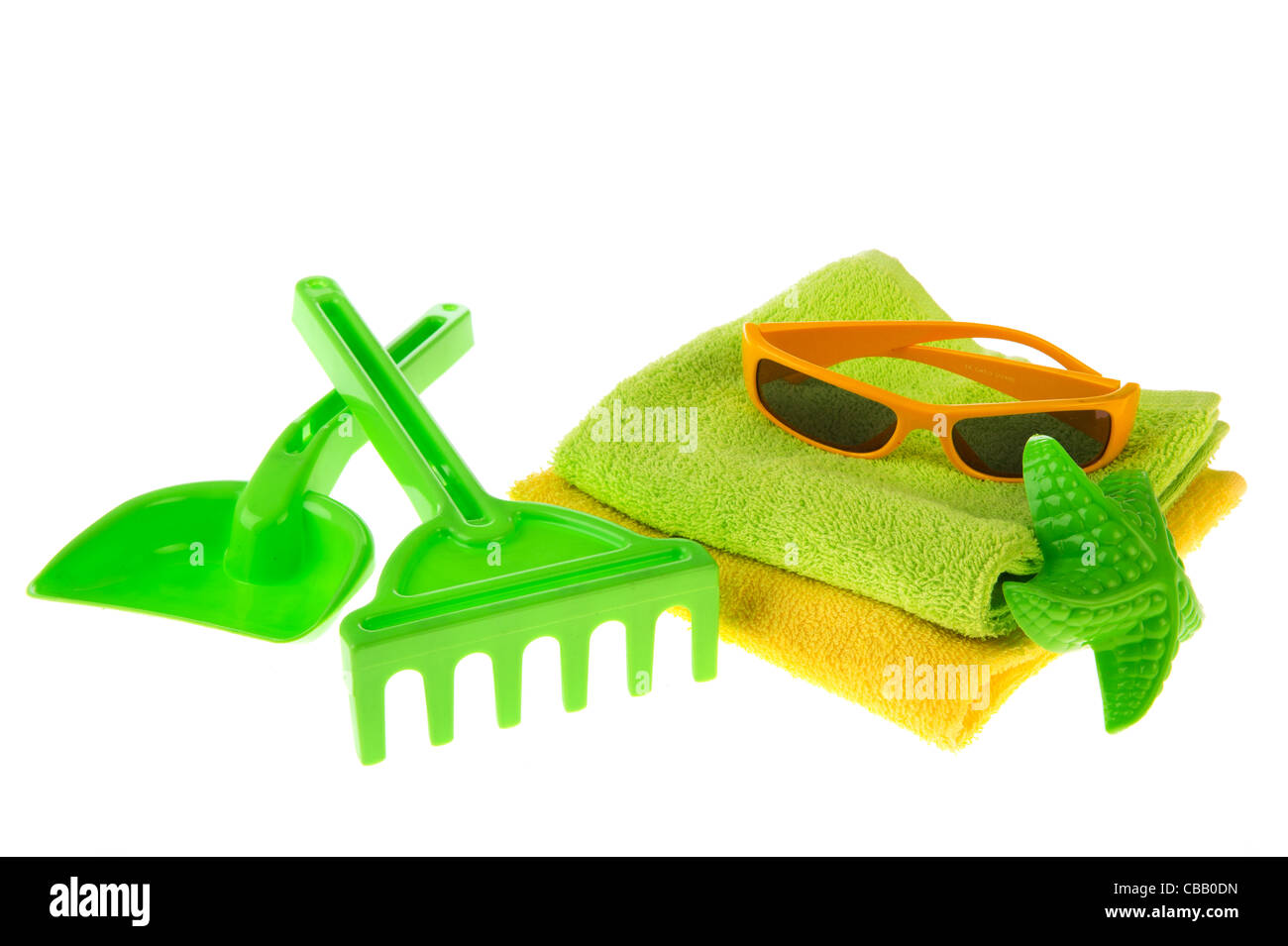 Spielzeug für den Strand und Handtücher mit Sonnenbrille Stockfoto