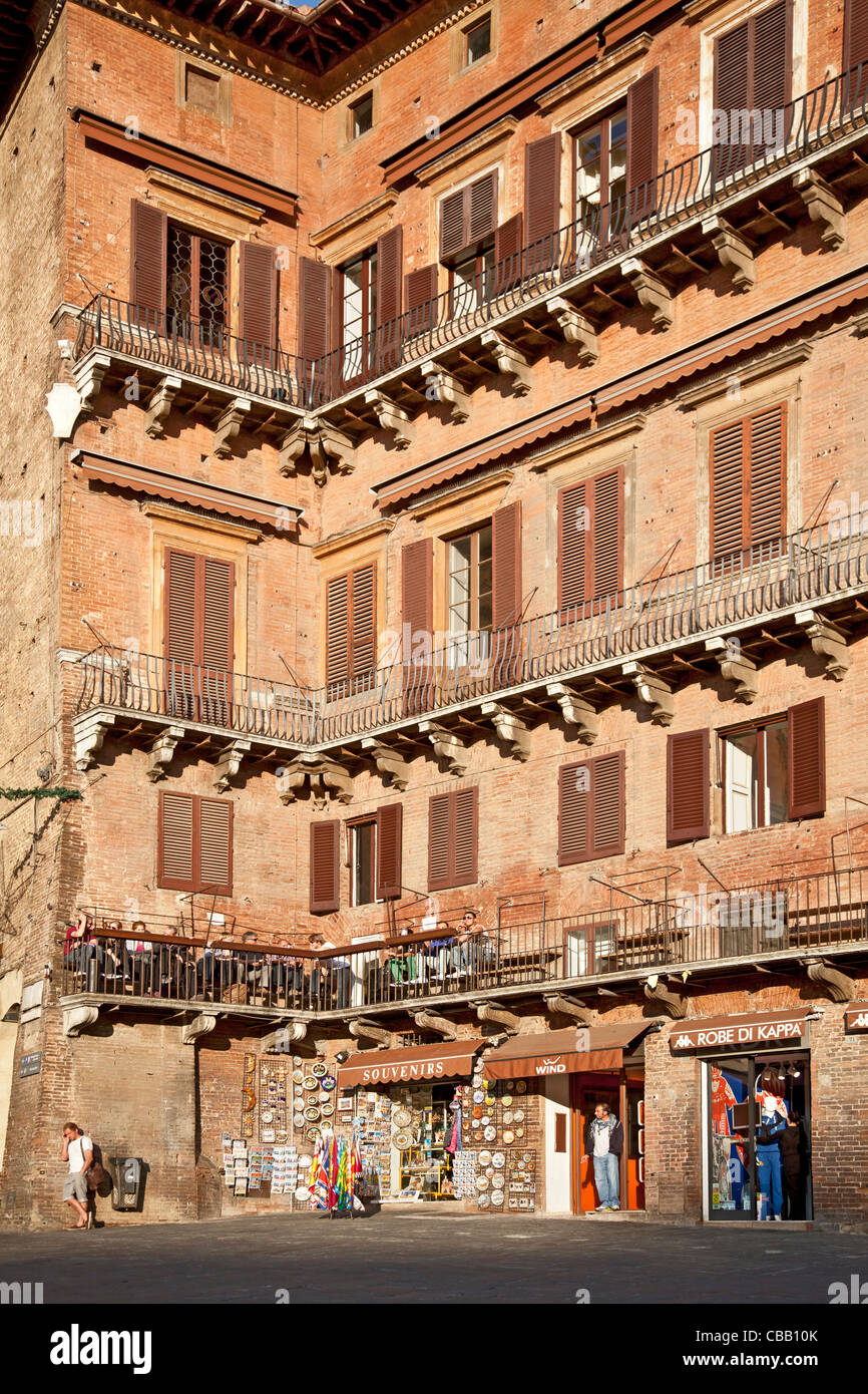 Mittelalterliche vierstöckigen Gebäude auf dem Campo del Palio in Siena,  Italien. Souvenir-Shop, Leute sitzen an Tischen auf Balkon. Italien  Stockfotografie - Alamy