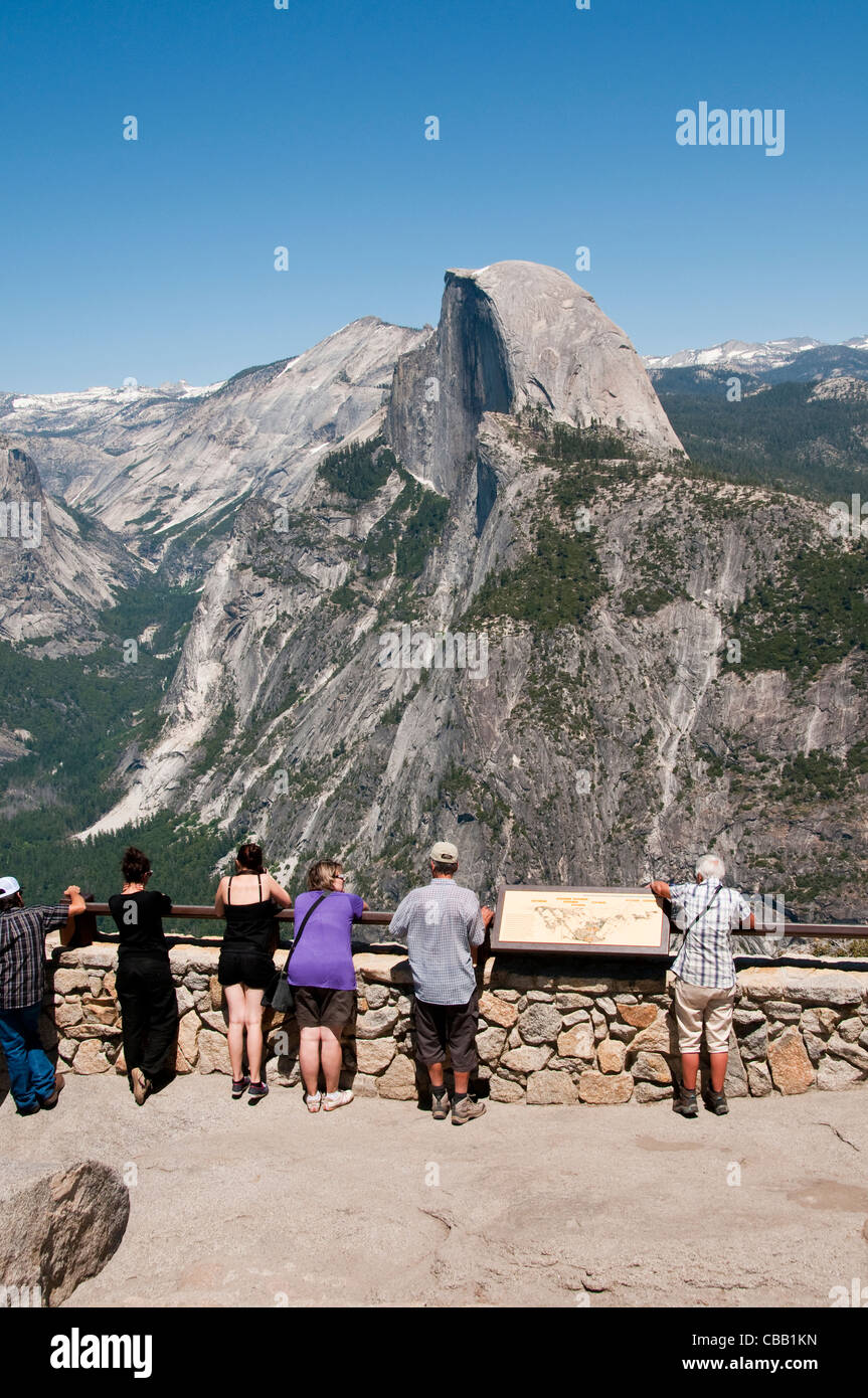 Touristen und Half Dome vom Glacier Point Granit Stein Yosemite National Park in Kalifornien Stockfoto