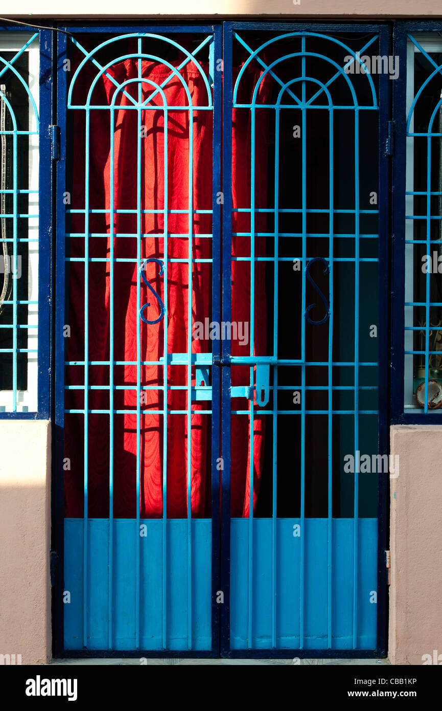 Buntes blauen indischen Dorf bewachte Haus mit roten Vorhang. Andhra Pradesh. Indien Stockfoto