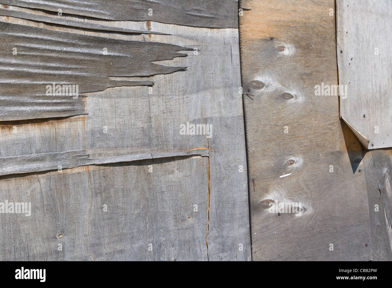 Wand mit Sperrholz repariert Stockfoto