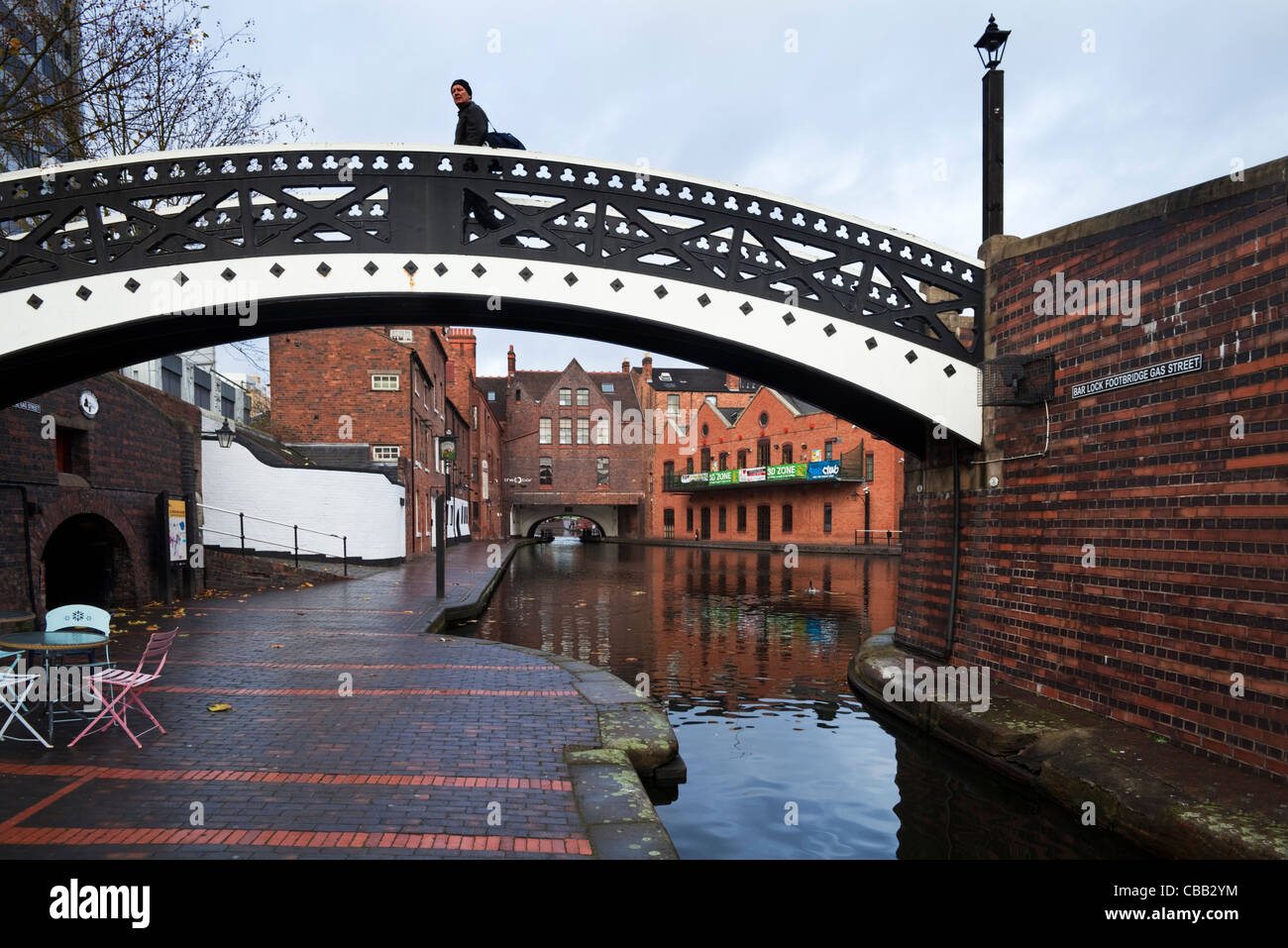 Bar-Lock Fußgängerbrücke Gas-Straße Kanal-Becken, Tunnel unter der Broad Street im Hintergrund, Birmingham City Centre, England Stockfoto