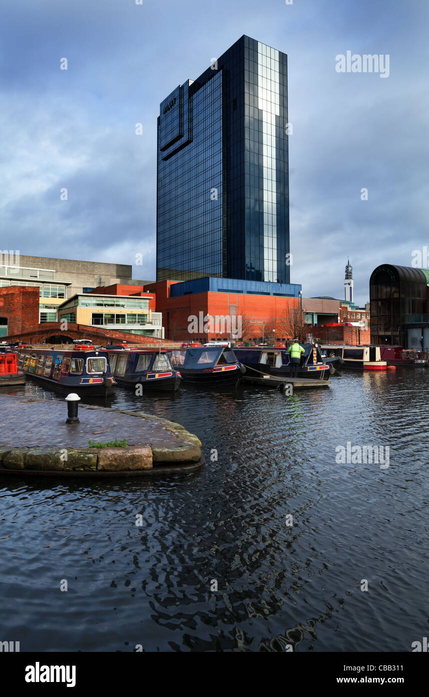 Bürogebäude über schmale Boote, Gas-Straße-Kanal-Becken (Birmingham-Worcester Canal), Birmingham City Centre, England, UK Stockfoto