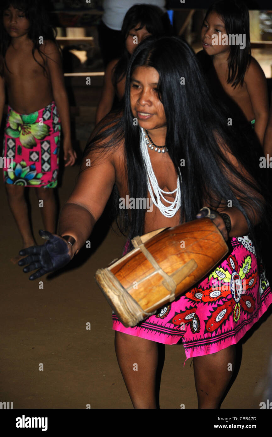 Embera indische Frau Trommeln und Tanzen in Embera Puru indigene Gemeinschaft in Panama. Stockfoto