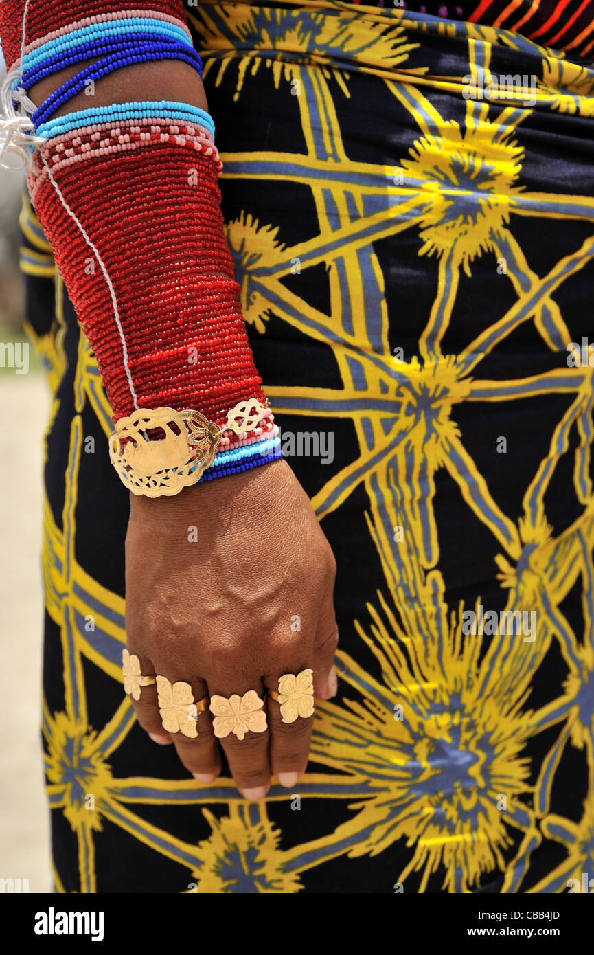 Guna indian Frau trägt ihren typischen Goldschmuck in Corbisky, einer der 365 Inseln in Guna Yala, Panama. Stockfoto