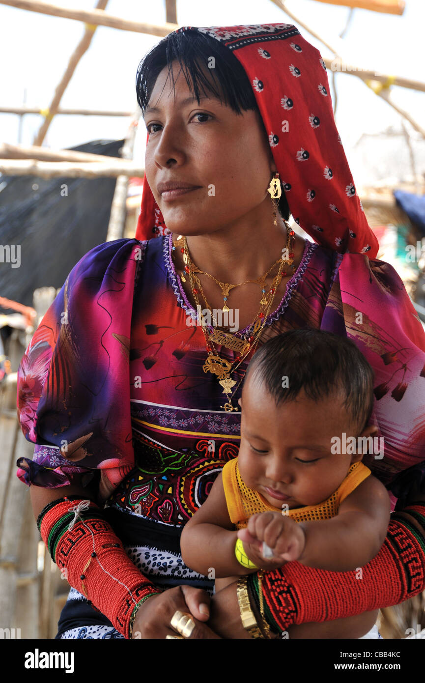 Guna indische Frau mit ihrem Baby auf der Insel Corbisky in Guna Yala, Panama. Stockfoto