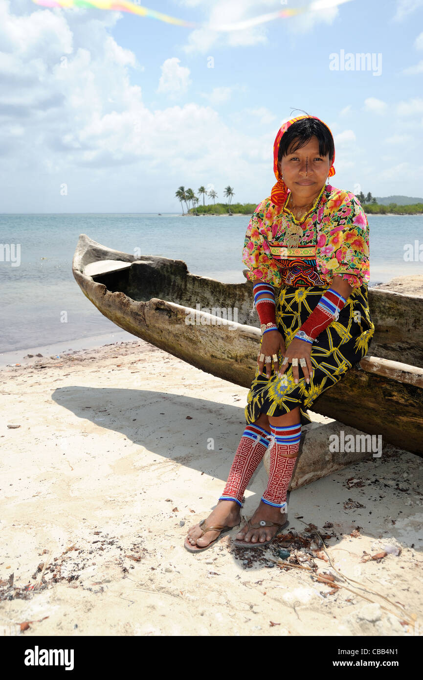 Guna indische Frau auf der Insel Corbisky in Guna Yala, Panama. Stockfoto