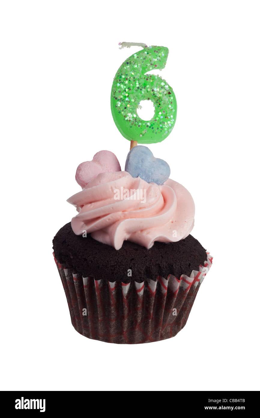 Mini Cupcake mit Nummer sechs Kerze für sechsjährige Aniversary isoliert auf weißem Hintergrund Stockfoto