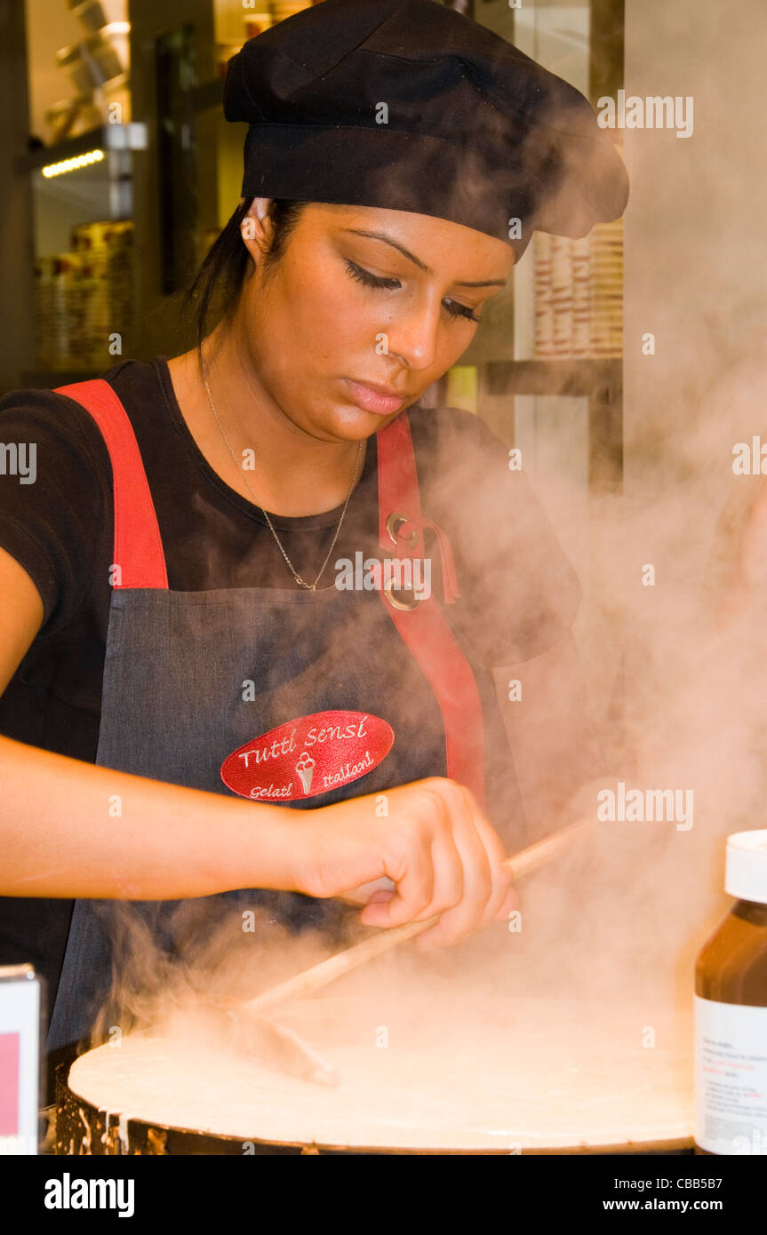 Französin Mädchen Crêpes Paris Stockfoto
