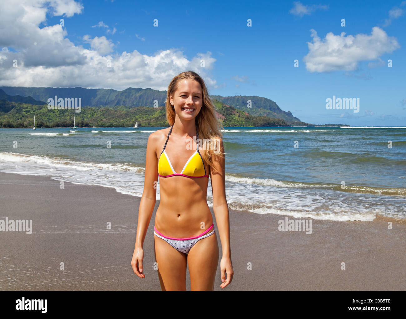 Junge Frau im Hanalei Beach auf Kauai Stockfoto