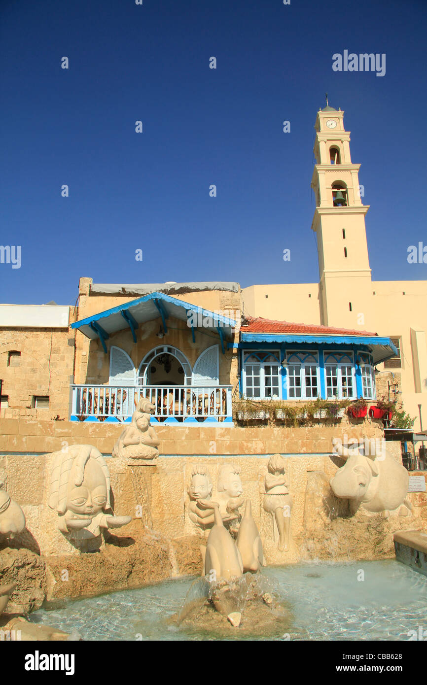 Israel, Tel Aviv-Yafo, der Zodiac-Brunnen in der Altstadt von Jaffa, St.-Petri Kirche ist im Hintergrund Stockfoto
