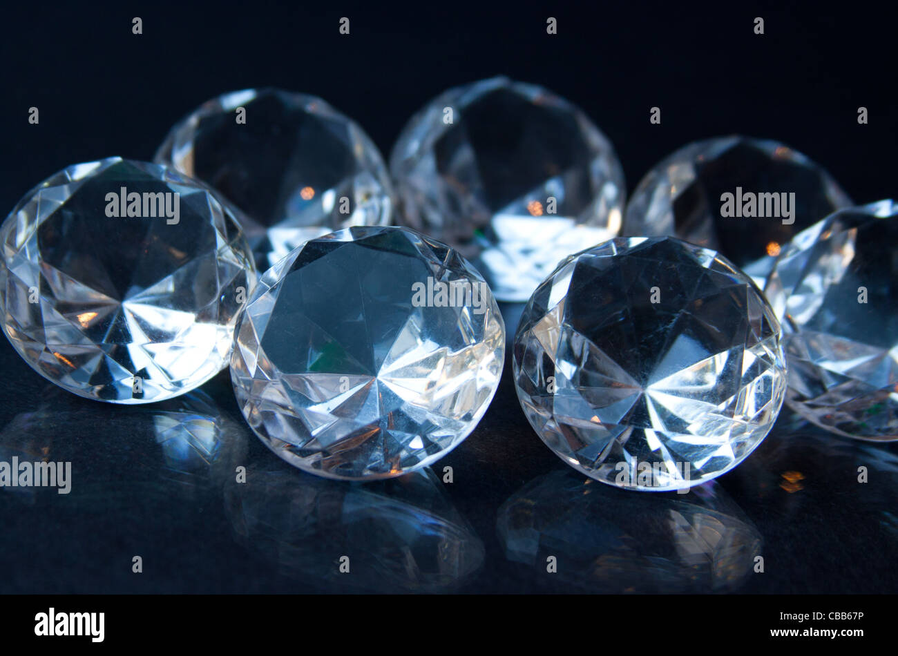 Diamanten auf einem schwarzen Hintergrund. Stockfoto