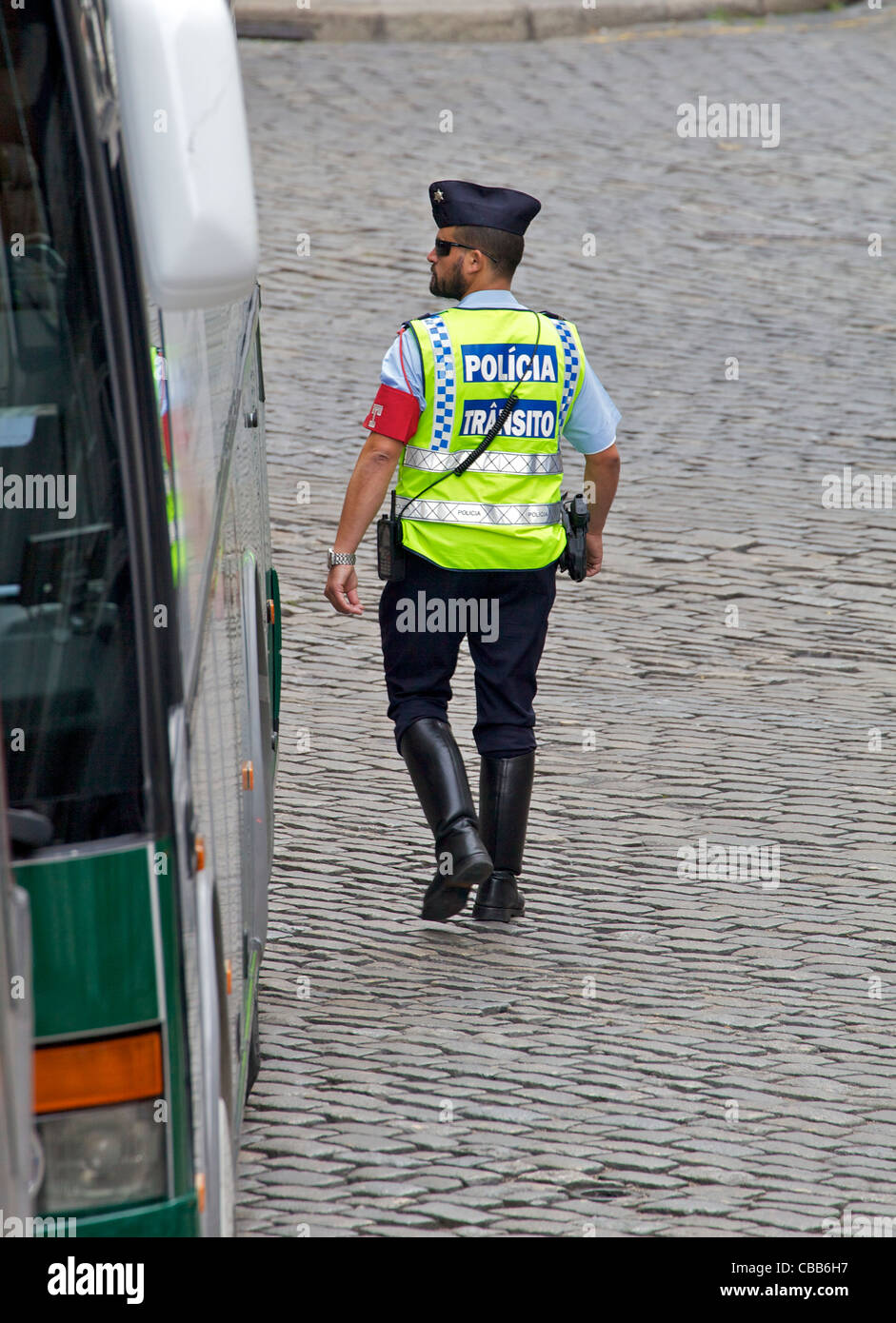 Polizisten, die Durchführung einer Sicherheitsüberprüfung auf einem Bus Stockfoto