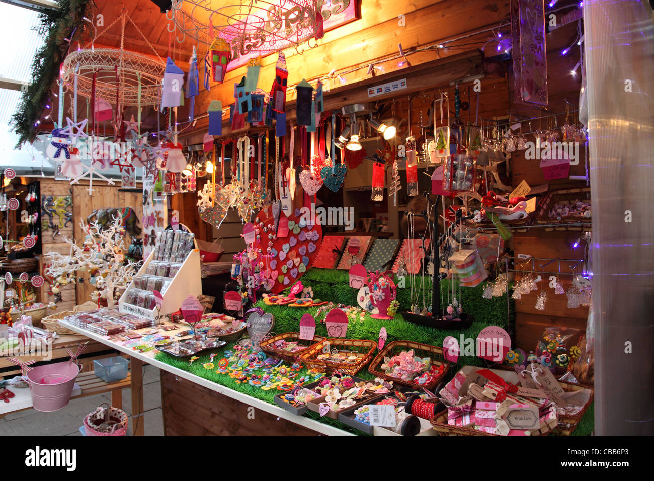 Nahaufnahme eines farbenfrohen Standes auf dem Bath Christmas Market, England, Großbritannien Stockfoto