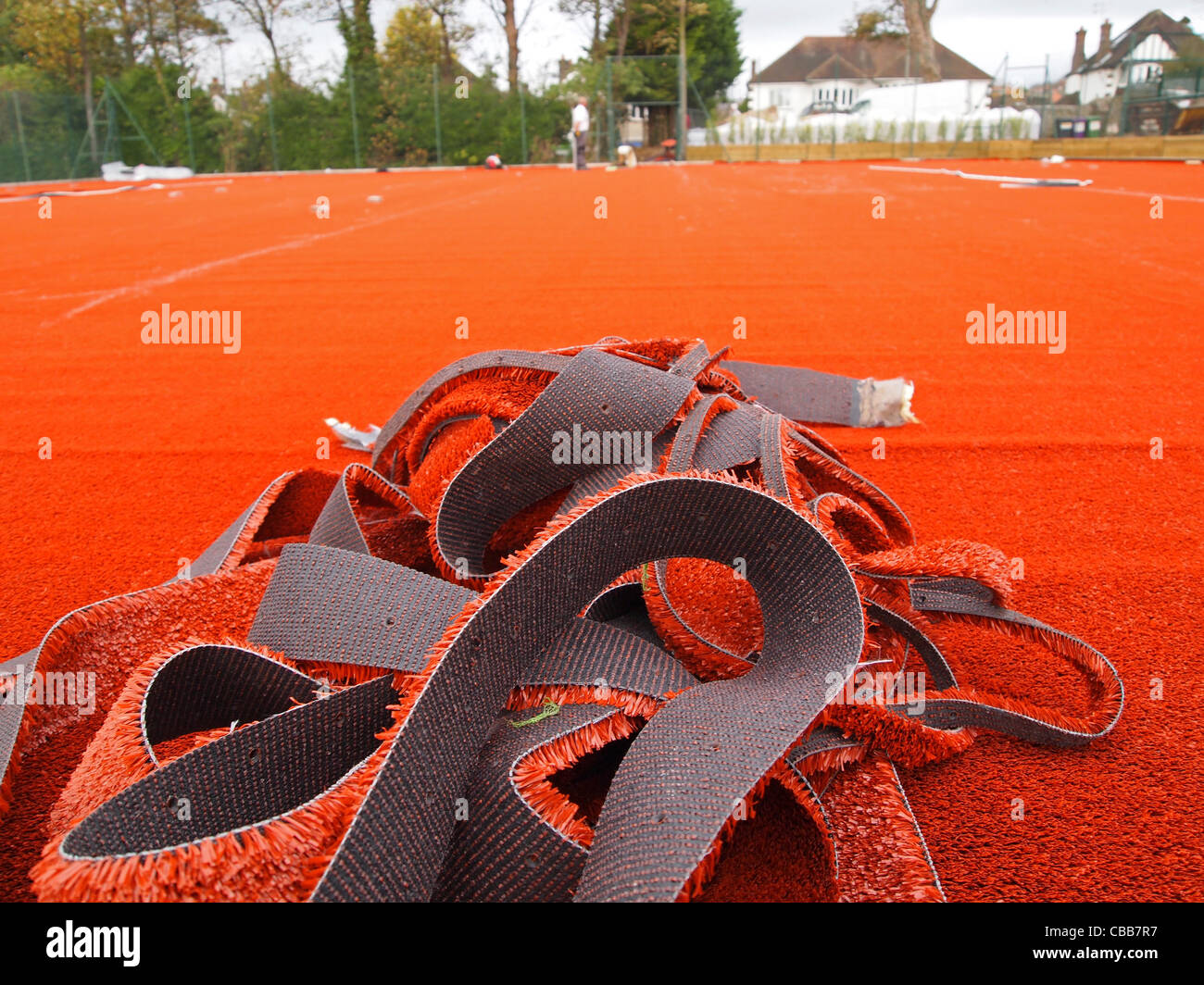 Bau von synthetische Sand-Tennisplätze - Matte übrig gebliebenen Garnituren der Stabilität Stockfoto