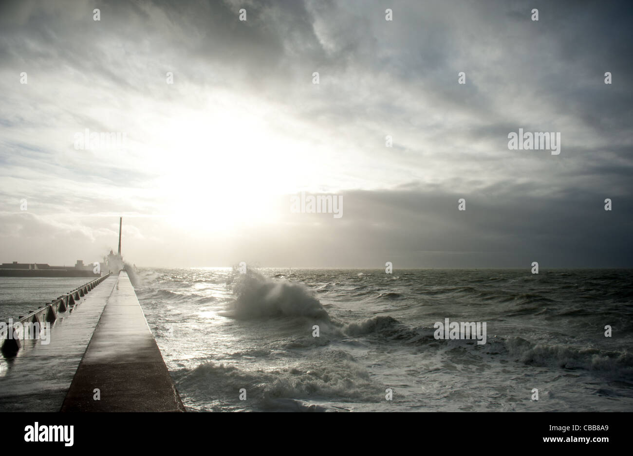 Wellen schlagen an einem stürmischen Wintertag in Le Havre, Normandie, den nördlichen Deich, den digue nord, an Stockfoto