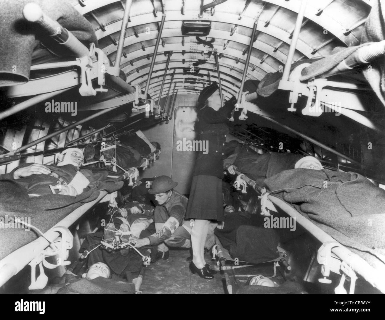 Medizinisches Personal USAMD und Krankenschwestern sind in der Regel in einem Evakuierung Flugzeug während WW11 verwundet Stockfoto
