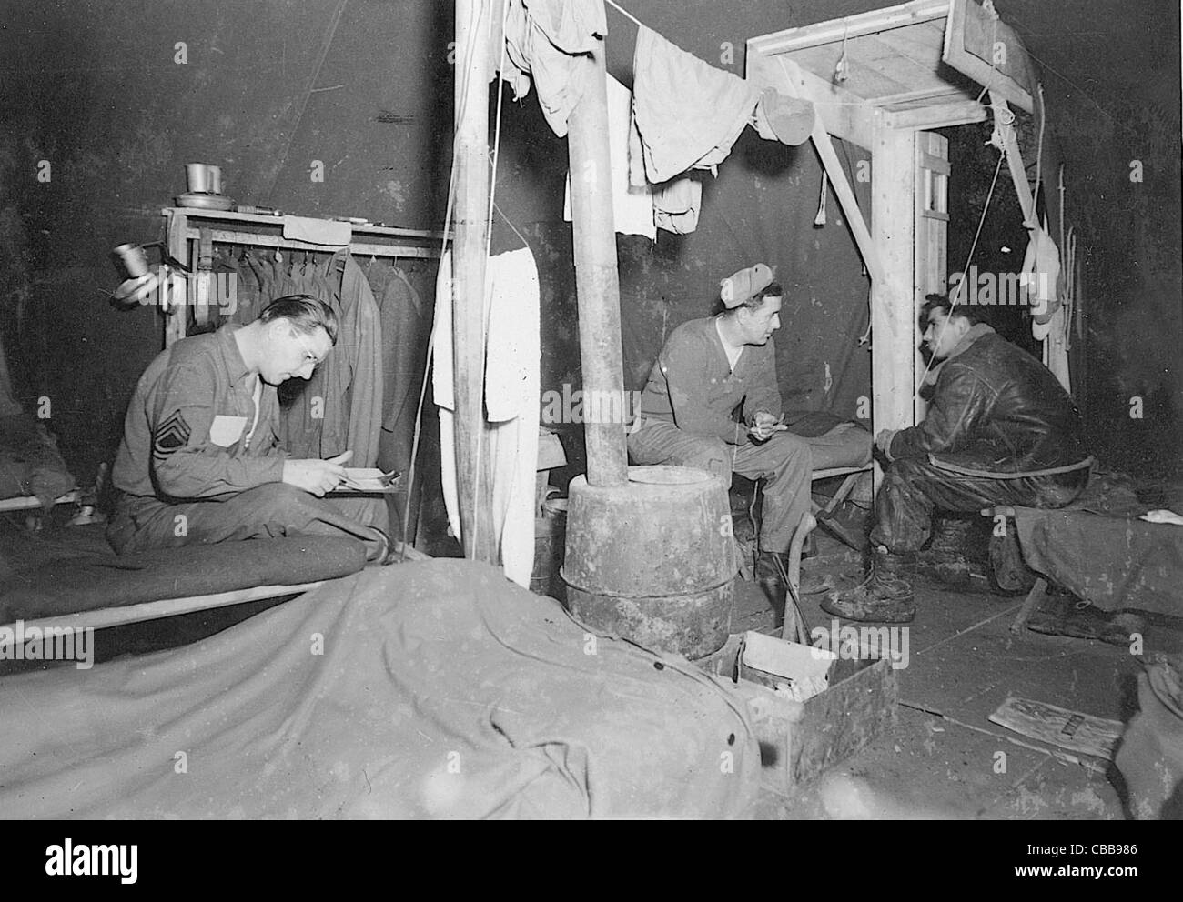 WW11 amerikanische USAAF Flieger entspannen Sie sich in ihre überdachter Unterkunft irgendwo in Frankreich während des Krieges. Stockfoto