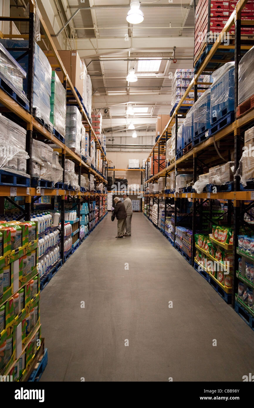 Menschen beim Einkaufen in den Costco Lager Discounter, Lakeside UK Stockfoto