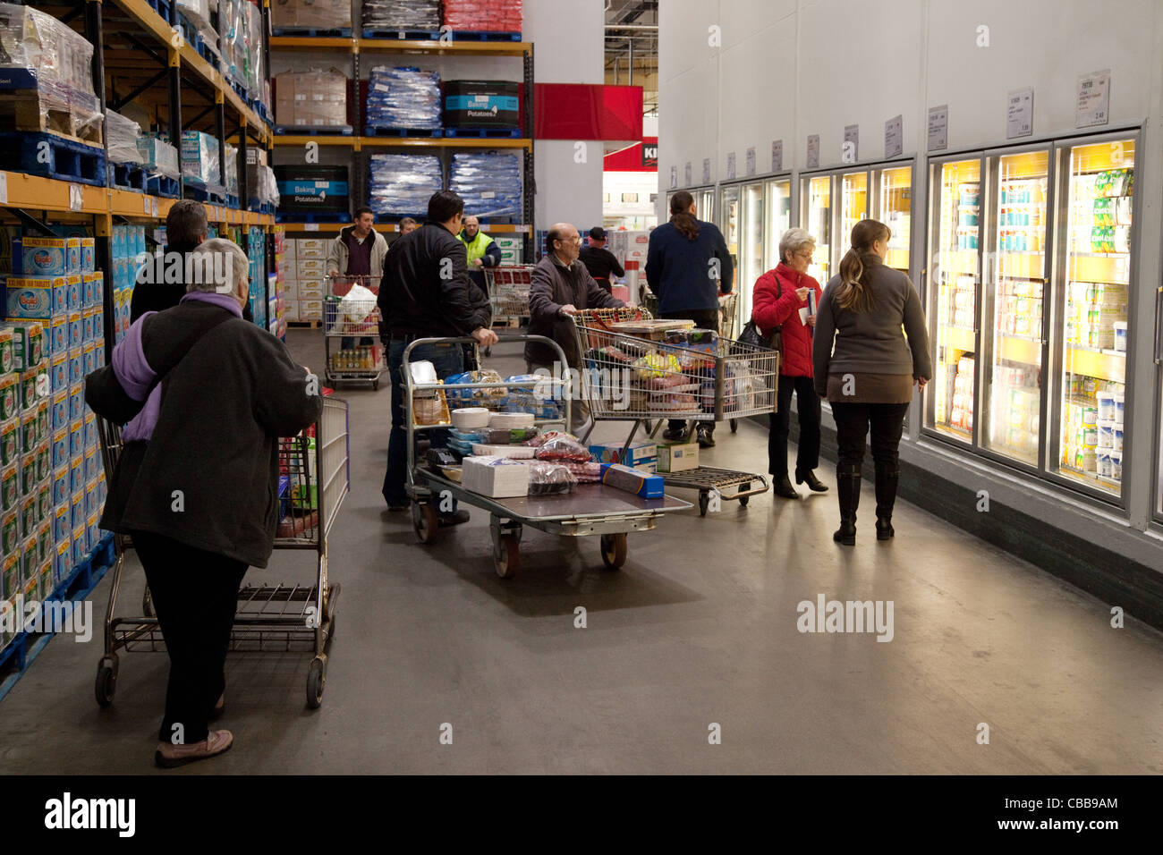 Menschen beim Einkaufen in den Costco Lager Discounter, Lakeside UK Stockfoto