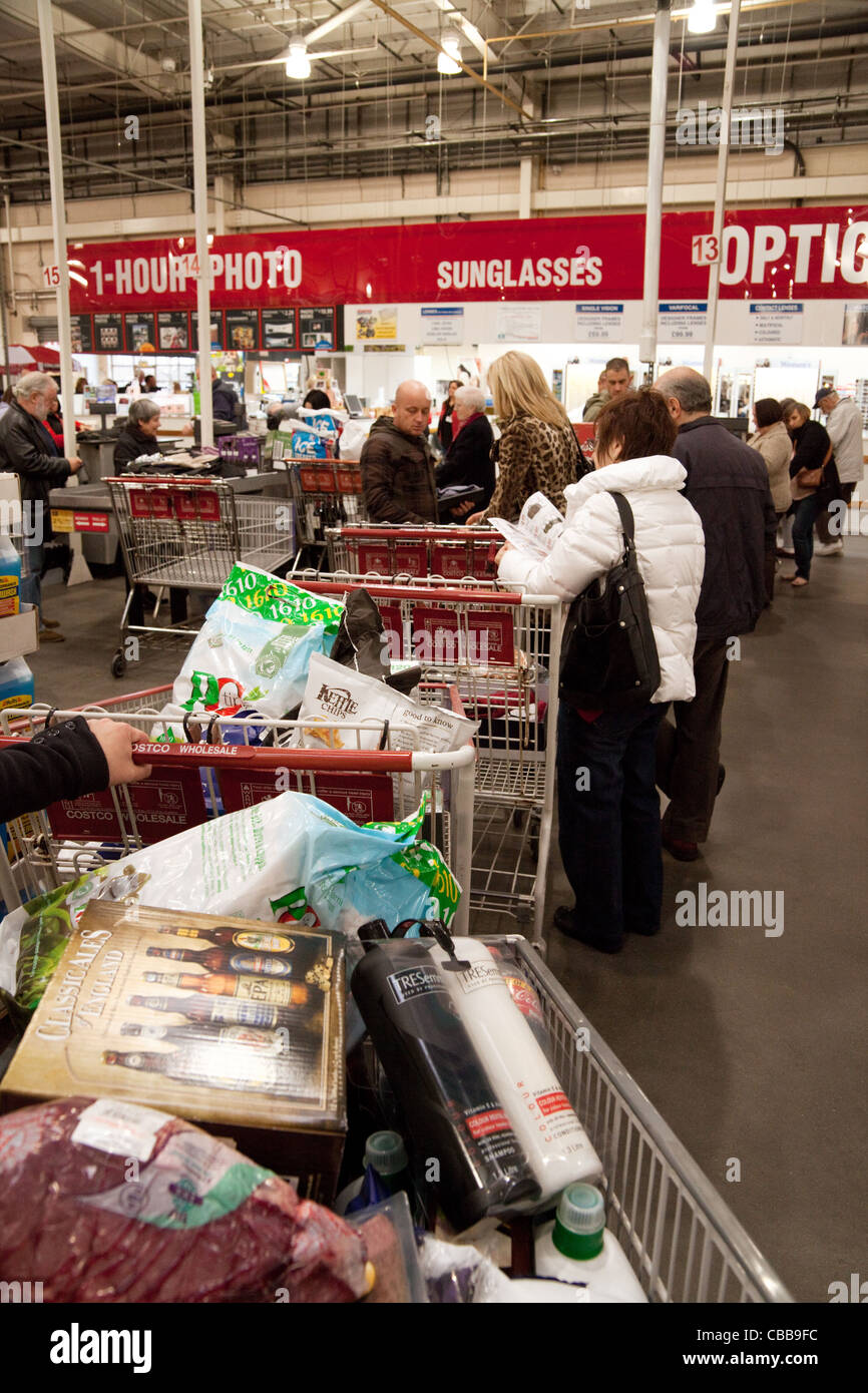 Menschen an der Kasse-Kassen, Costco Rabatt Lagerverkauf, Lakeside UK Stockfoto