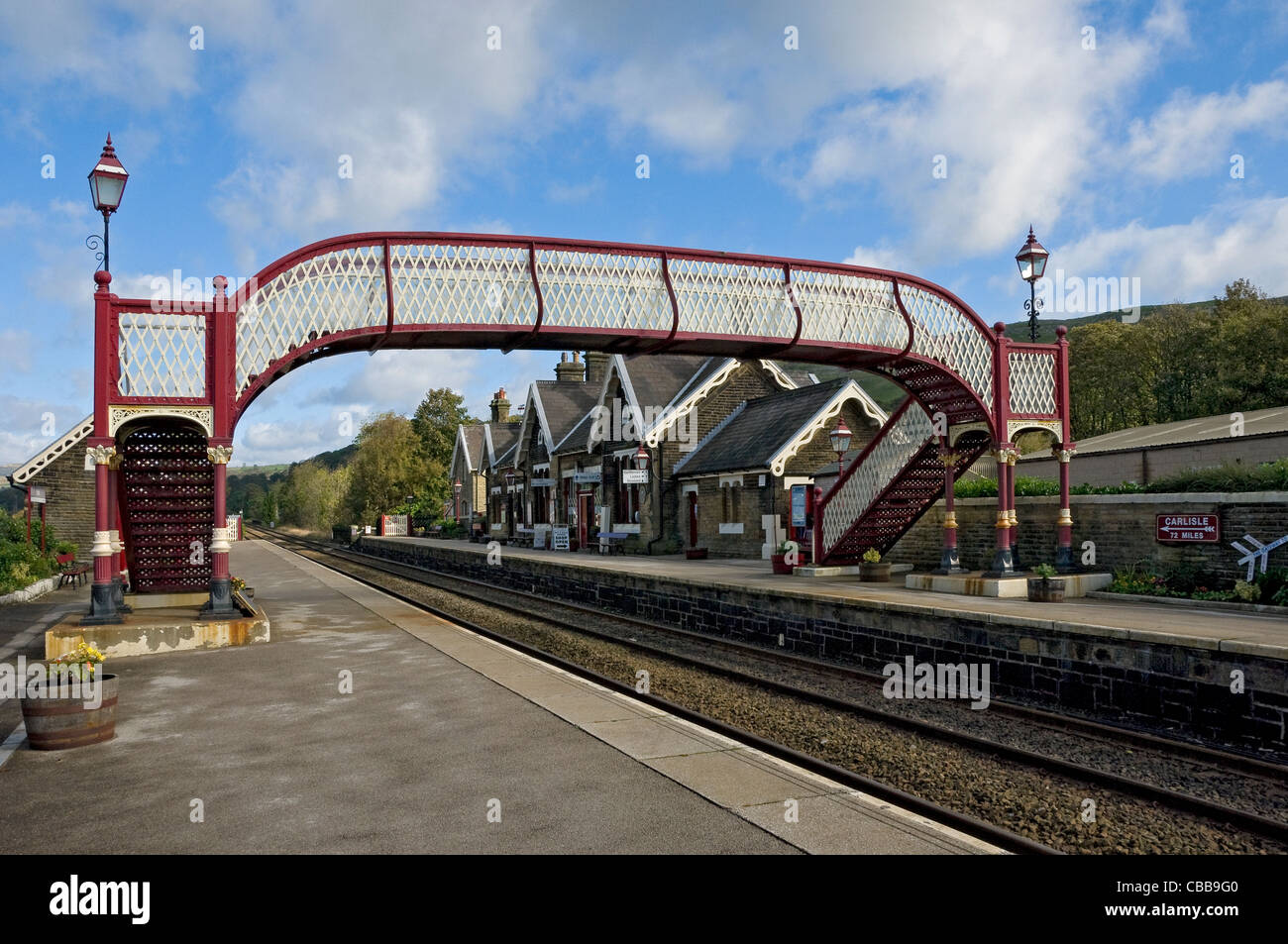 Steg Brücke verbindet Plattformen am Settle Bahnhof Yorkshire Dales North Yorkshire England Vereinigtes Königreich GB Großbritannien Stockfoto
